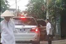 Không có tiêu chuẩn, Chánh án tỉnh vẫn được xe biển xanh đưa đón tận nhà