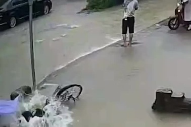 Thót tim tình huống cô gái suýt mất mạng vì ngã xuống cống