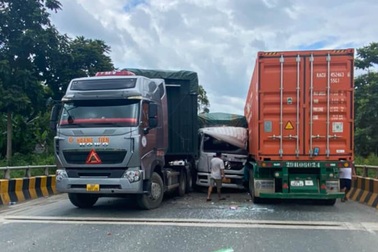 Ô tô tải vượt ẩu bị 2 xe đầu kéo chèn như "bánh mỳ kẹp thịt" ở Lạng Sơn