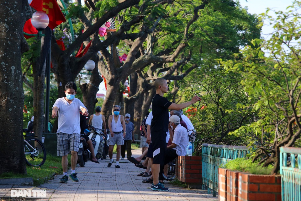 Ngán ngẩm cảnh người dân vượt rào công viên, chui... xuống đất tập thể dục - 2 Ngán ngẩm cảnh người dân vượt rào công viên, chui... xuống đất tập thể dục - 2