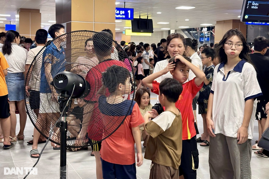 Cảnh đoàn người xếp hàng chen chúc trong đêm đi tàu điện miễn phí ở Hà Nội - 2 Cảnh đoàn người xếp hàng chen chúc trong đêm đi tàu điện miễn phí ở Hà Nội - 2