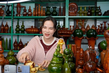 Thợ gỗ "làm liều" livestream bán hàng để giữ nghề