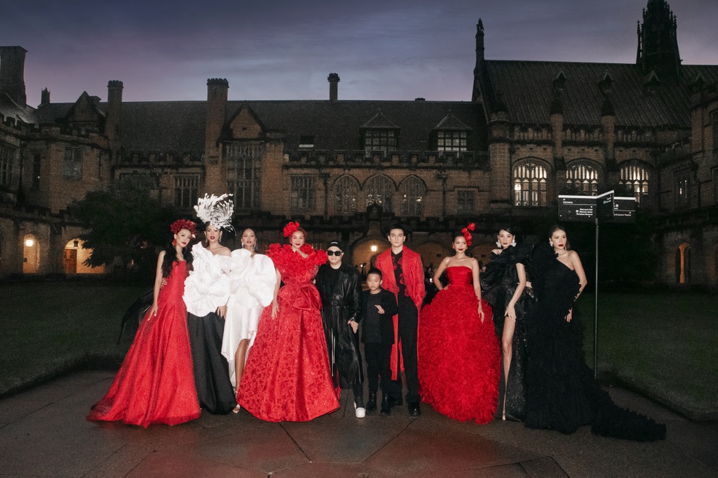 Thanh Hằng diện đầm nặng hơn 15kg, hôn má Đỗ Mạnh Cường kết show - 1