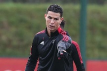 Vì sao C.Ronaldo liên tiếp vắng mặt ở đội hình Man Utd?