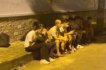 Gần 20 người Trung Quốc bỏ chạy tán loạn khi thấy công an