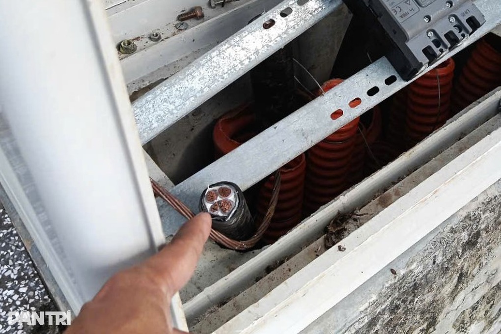 Nhiều tủ điện, cáp ngầm có dấu hiệu bị phá, cắt trộm ở khu dân cư ven sông - 2 Nhiều tủ điện, cáp ngầm có dấu hiệu bị phá, cắt trộm ở khu dân cư ven sông - 2
