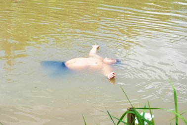 Chàng trai ăn như "Thánh Gióng", nặng hơn 200kg và tự nổi trên mặt nước