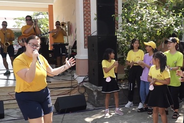 Hải quân Mỹ nhảy “Ghen Cô Vy” cùng trẻ em Đà Nẵng