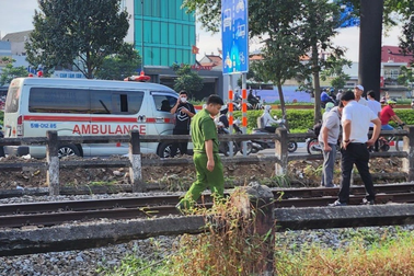 Lao vào đường ray, người đàn ông ở TPHCM bị tàu cán tử vong