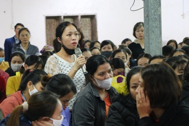 Công nhân nhà máy may ngừng việc sau khi nhận bảng lương