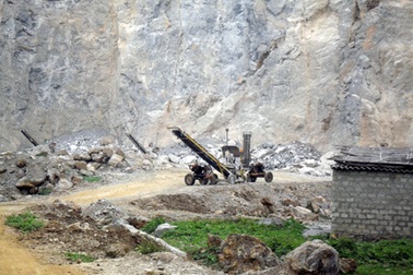 Tai nạn mỏ đá, 2 người trọng thương