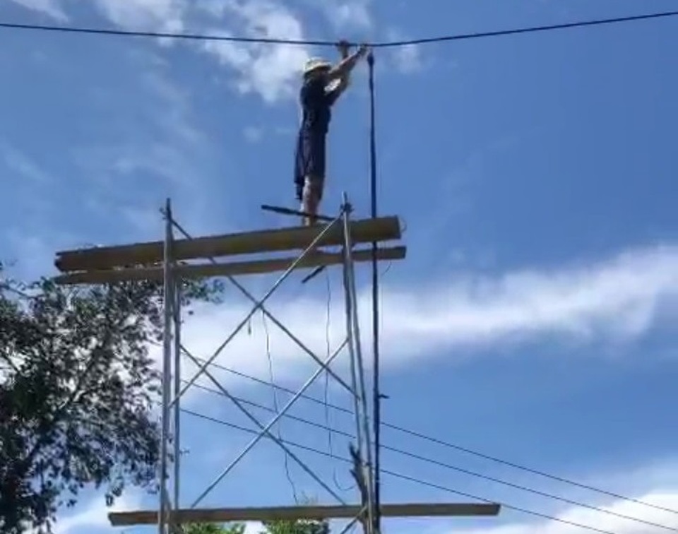 Quảng Ngãi: Người dân bắt giàn giáo, cắt dây điện 22KV đi ngang vườn - 1