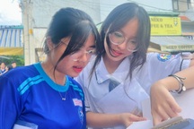 Học sinh thấp thỏm thức xuyên đêm chờ xem điểm thi trước giờ G