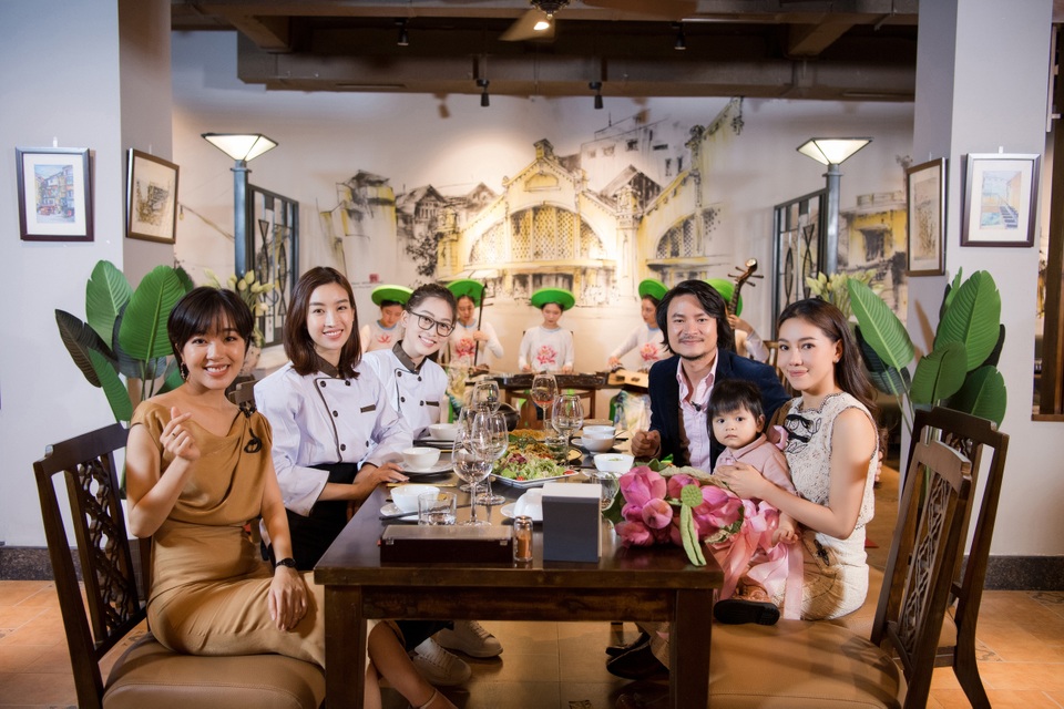 Đỗ Mỹ Linh, Phương Nga khiến “bà trùm hoa hậu” Kim Dung bật khóc - 8 Đỗ Mỹ Linh, Phương Nga khiến “bà trùm hoa hậu” Kim Dung bật khóc - 8