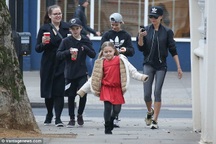 Victoria Beckham cười tươi khi cùng con ra phố