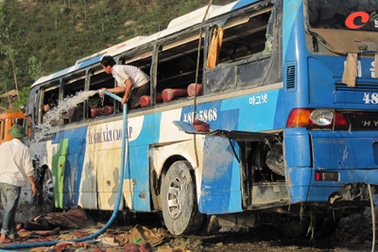 Khởi tố vụ án, bắt tạm giam lái xe khách bị lũ cuốn trôi