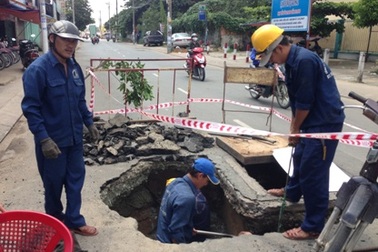 Hố sâu xuất hiện trên đường do rò rỉ ống nước