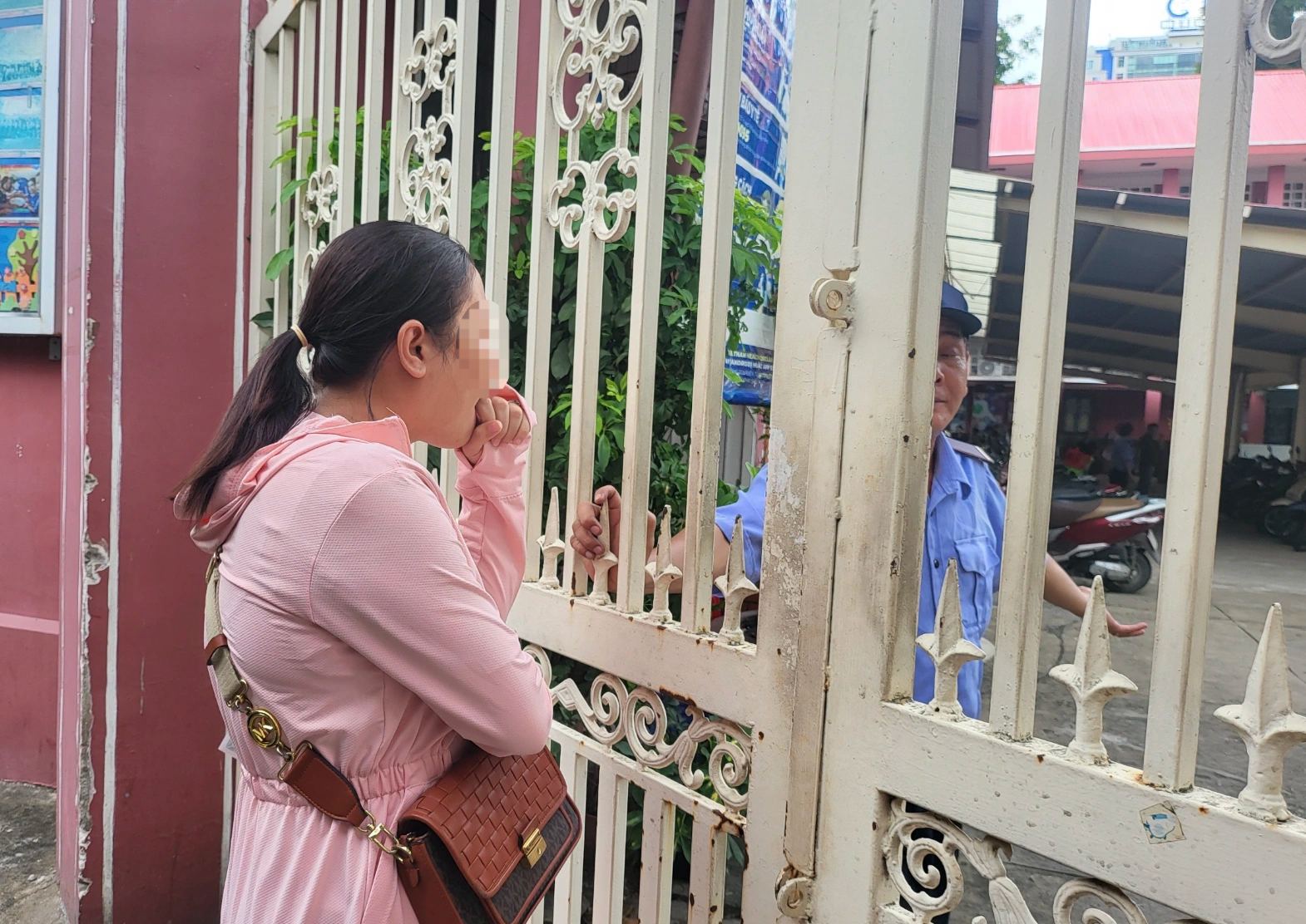 Volt, aki sírt, volt, aki nevetett az éjszakai sorban álláson, ami az első osztályos jelentkezési lapok megvásárlásához kellett a HCMC-ben - 7 Kẻ khóc, người cười vụ xếp hàng xuyên đêm mua hồ sơ vào lớp 1 ở TPHCM - 7