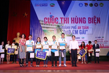 Vụ "rocker Anh Khoa bị tố quấy rối tình dục" vào nội dung hùng biện của sinh viên