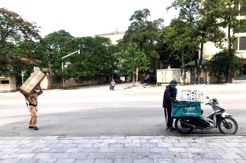 Thượng úy CSGT vác thùng đồ giúp nhân viên shipper - 1 Thượng úy CSGT vác thùng đồ giúp nhân viên shipper - 1