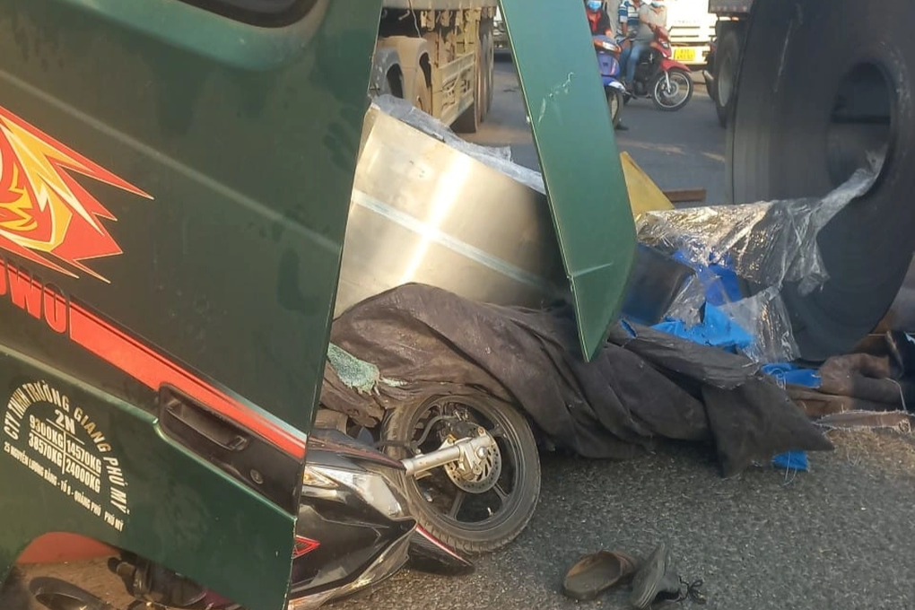 Ba cuộn tôn nặng hàng chục tấn rơi xuống đường, 2 nam sinh thoát chết - 1 Ba cuộn tôn nặng hàng chục tấn rơi xuống đường, 2 nam sinh thoát chết - 1