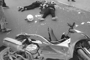 Hà Nội: Xe máy đối đầu container, 2 người thương vong