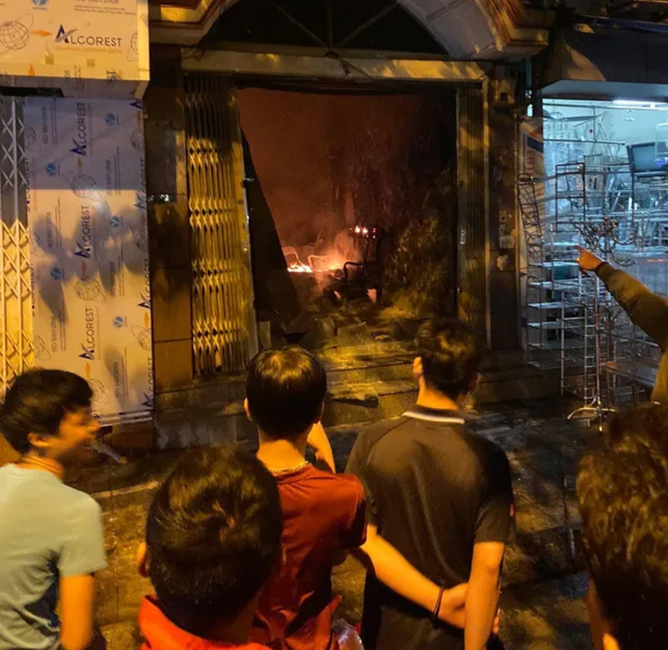 Hà Nội: 2 cụ bà được giải cứu khỏi đám cháy trên phố cổ - 2 Hà Nội: 2 cụ bà được giải cứu khỏi đám cháy trên phố cổ - 2