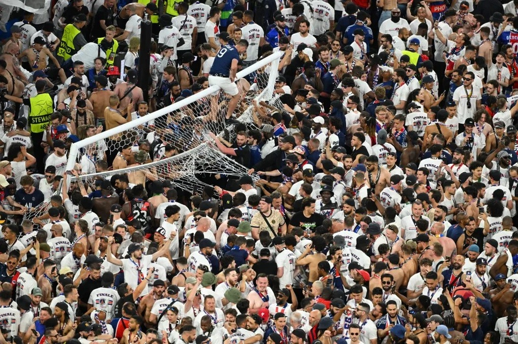 CĐV tràn xuống sân xé lưới, cắt cỏ ăn mừng PSG vô địch Champions League - 2 CĐV tràn xuống sân xé lưới, cắt cỏ ăn mừng PSG vô địch Champions League - 2