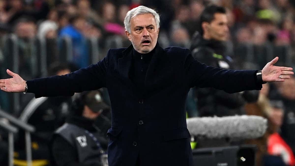 HLV Mourinho bất ngờ nhận được lời mời hấp dẫn - 1