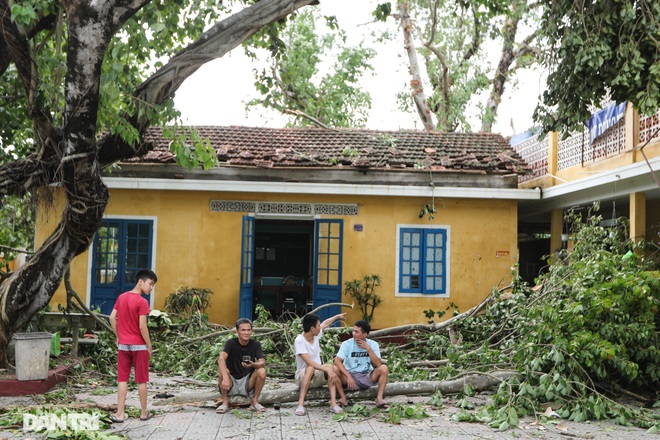 Quân đội đến “cứu” ngôi trường bị tốc mái gần như hoàn toàn sau bão số 5 - 9 Quân đội đến “cứu” ngôi trường bị tốc mái gần như hoàn toàn sau bão số 5 - 9