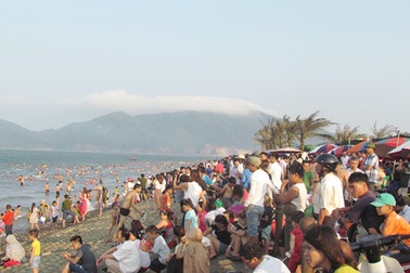 Du khách nườm nượp kéo về, các bãi biển ở Hà Tĩnh quá tải