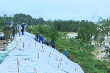 Hơn 150 người đội mưa “cứu” đê sông Chu