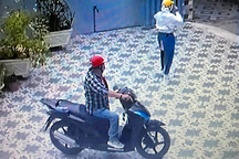 Nhờ bạn trai chở đi ngân hàng gửi tiền, người phụ nữ mất gần 500 triệu