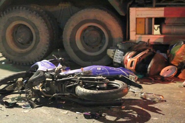 Xe ben tông hàng loạt xe máy, người bị thương nằm la liệt