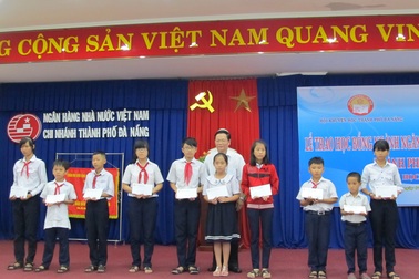 Đà Nẵng: Trao 100 suất học bổng đến học sinh nghèo vượt khó