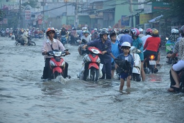 Giao thông tê liệt, cuộc sống đảo lộn vì triều cường