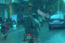 Xe máy rồ ga mất kiểm soát, gây tai nạn đáng sợ