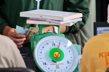 Giới trẻ Đà Nẵng chen chân mua sách theo kilogam