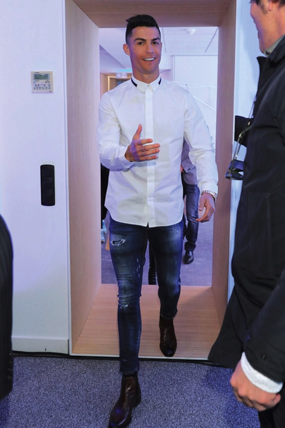 C.Ronaldo bất ngờ lọt top những sao nam ăn mặc xấu nhất hành tinh - 1 C.Ronaldo bất ngờ lọt top những sao nam ăn mặc xấu nhất hành tinh - 1