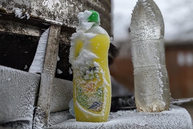 Nhiệt độ xuống dưới 1 độ C, đồ dùng sinh hoạt của người dân bị "đóng băng"