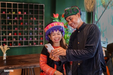 Độc đáo cà phê của vợ chồng A Phủ giữa lòng Sài Gòn