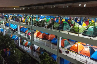 TPHCM: Dựng hàng trăm lều "dã chiến" ở nhà xe để công nhân cách ly Covid-19