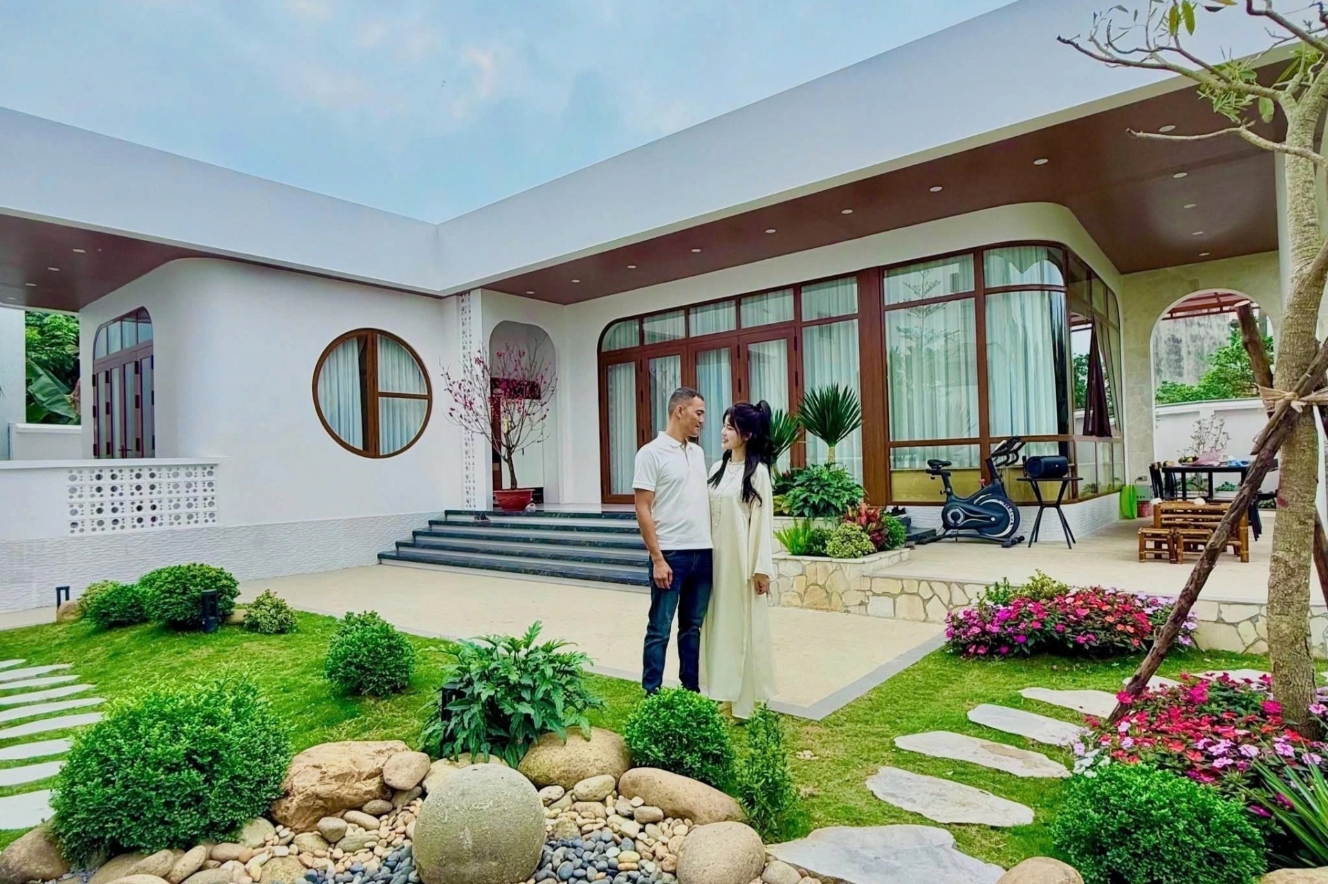 Vợ chồng ở Hà Nội bỏ phố về làng xây nhà vườn 3 tỷ đồng đẹp như resort - 1 Vợ chồng ở Hà Nội bỏ phố về làng xây nhà vườn 3 tỷ đồng đẹp như resort - 1