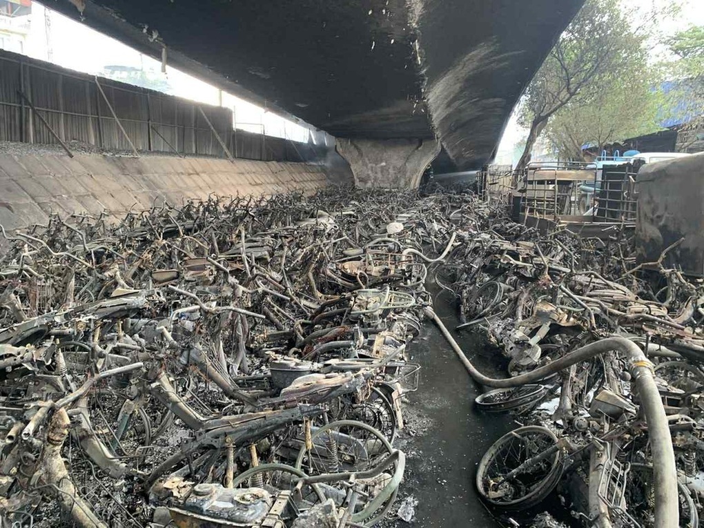 Bộ Xây dựng yêu cầu khắc phục hậu quả vụ cháy dưới gầm cầu Vĩnh Tuy - 1 Bộ Xây dựng yêu cầu khắc phục hậu quả vụ cháy dưới gầm cầu Vĩnh Tuy - 1