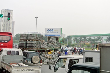 Hà Nội: Ô tô chở gạch đổ chắn ngang đường, giao thông ùn tắc nghiêm trọng