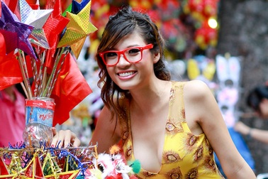 Người mẫu 9X xinh tươi dạo phố ngày Trung thu