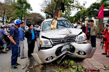 Đứng trên vỉa hè đón xe buýt, hai mẹ con bị ô tô tông thương vong