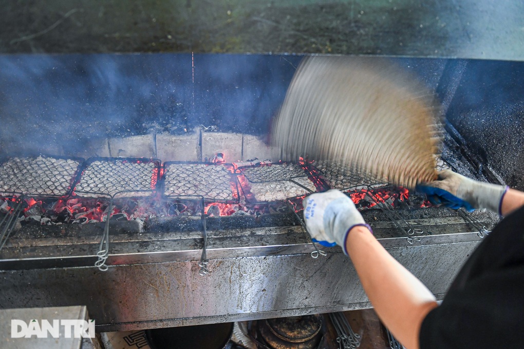 Bún chả chỉ một miếng chả giá 40.000 đồng ở Hà Nội, ngày bán 400 suất - 5