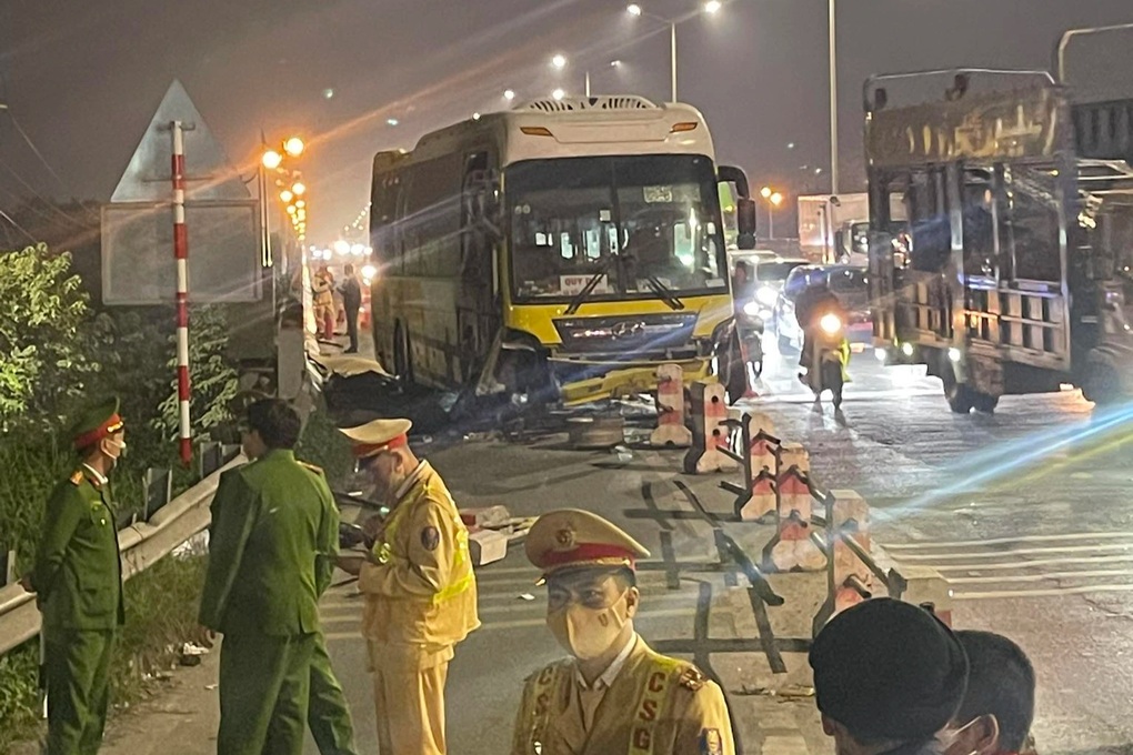 Xe khách mất lái tông vào xe máy trên cầu Thanh Trì khiến 2 người tử vong - 1