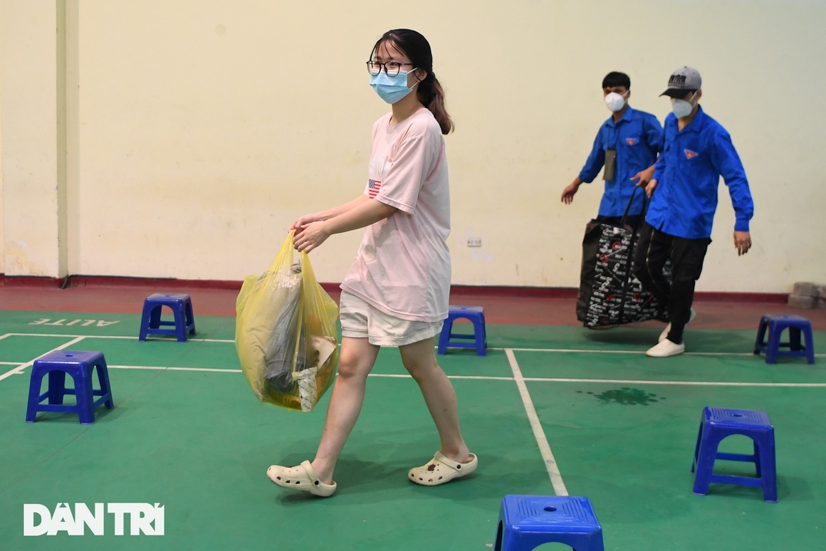Đón 85 công dân phường Thanh Xuân Trung trở về nhà sau hơn 20 ngày cách ly - 5 Đón 85 công dân phường Thanh Xuân Trung trở về nhà sau hơn 20 ngày cách ly - 5